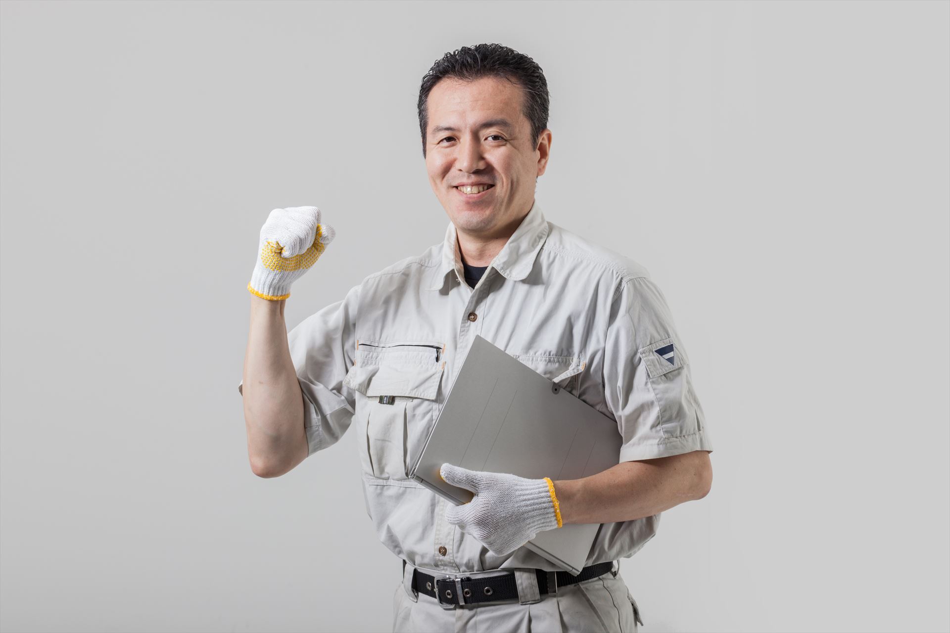 ポーズを決める作業服の男性 (2)